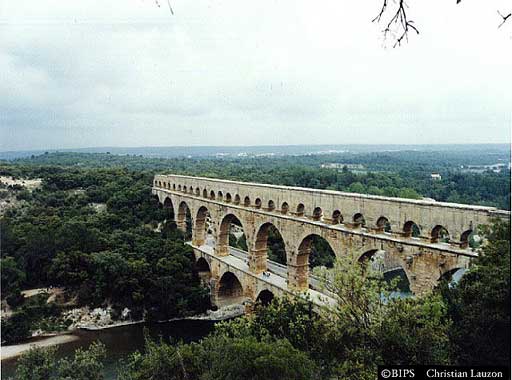 Le pont du Guard à Nîmes en France